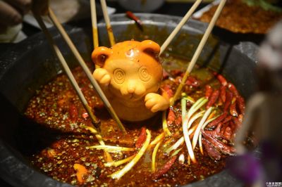 重慶老火鍋底料批發(fā)，吃火鍋的時(shí)候應(yīng)該注意哪些“點(diǎn)”