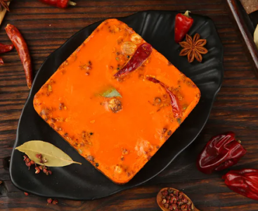 品味重慶經(jīng)典，老火鍋紅油底料入口那一刻，辣香四溢，你嘗過嗎？