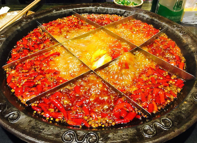  重慶火鍋底料批發(fā)對(duì)火鍋文化的闡述 重慶火鍋底料批發(fā)主要提供火鍋底料的銷售，對(duì)于一家生意很好的火鍋店來(lái)講，選擇一家穩(wěn)定的供應(yīng)商是保證生意的必要措施，一般來(lái)講，進(jìn)行長(zhǎng)期合作的廠家在口味上才能夠進(jìn)行還原，避免了頻繁換供應(yīng)商對(duì)口味帶來(lái)的變化。 重慶火鍋種類繁多，主要以毛肚為主，當(dāng)然每道菜都有重慶風(fēng)味。調(diào)味料也以芝麻油、蒜泥、香菜、洋蔥、蠔油等輔助蘸料為基礎(chǔ)。吃得很豪放，尤其是在夏天，重慶火鍋赤手空拳，能感受到重慶火鍋帶來(lái)的浸泡。只有當(dāng)你真正享受辛辣的火鍋時(shí)，你才能品嘗到重慶火鍋的特色。這是重慶特有的風(fēng)味，也是重慶火鍋在吃的時(shí)候可以體驗(yàn)到的靈魂深處。重慶的火鍋充滿了時(shí)代的氣息。每一口火鍋都能見(jiàn)證重慶火鍋的歷史發(fā)展。在這樣的環(huán)境下，重慶火鍋帶來(lái)了時(shí)代的呼喚，發(fā)出了美食的號(hào)角，繼承了傳統(tǒng)的美食，創(chuàng)造了重慶火鍋更好的口味。 重慶火鍋底料批發(fā)從歷史文化的角度出發(fā)，可以說(shuō)重慶火鍋是百年歷史，在不斷精細(xì)化的工作過(guò)程中，重慶火鍋吸引了更多的人去認(rèn)識(shí)，在飲食中也涵蓋了更多的歷史文化，取得了更大的成就。重慶火鍋基地的也讓人們記住了重慶的文化意義。火鍋基地材料廠生產(chǎn)和生產(chǎn)火鍋基地材料是歷史發(fā)展的結(jié)合，而且在不斷生產(chǎn)的基礎(chǔ)材料中可以有多種口味和經(jīng)驗(yàn)，這也是對(duì)重慶火鍋的認(rèn)可，是重慶火鍋精神的歷史驅(qū)動(dòng)。重慶火鍋的味道是很有特點(diǎn)的，特別是我們吃火鍋的時(shí)候，我們可以識(shí)別和體驗(yàn)火鍋的味道。重慶火鍋在吃火鍋時(shí)，會(huì)帶來(lái)一定的特色和各種口味，所以火鍋的味道也可以被更多人接受和喜歡。 重慶火鍋底料批發(fā)的風(fēng)味體現(xiàn)在多樣化的格局中。說(shuō)重慶火鍋的多樣性真的沒(méi)有覆蓋，更不用說(shuō)重慶火鍋中的紅油黃油了。重慶火鍋的香辣味足以讓更多的人喜歡。當(dāng)然，目前重慶火鍋種類較多，但所有的基礎(chǔ)材料都圍繞著重慶火鍋展開(kāi)。美味的麻辣鍋，正宗的重慶火鍋，精致的火鍋，吃起來(lái)正宗的味道，是重慶火鍋帶來(lái)的享受。 為了追求健康，重慶火鍋帶來(lái)了越來(lái)越多的基礎(chǔ)材料。在基礎(chǔ)材料上，滋補(bǔ)木耳湯火鍋也可以帶來(lái)這個(gè)時(shí)代的正宗味道，吃在嘴里，享受美味的重慶火鍋。重慶火鍋的番茄火鍋很有特色，可以是酸辣的，可以是酸辣的，但是吃這種火鍋，你可以享受到重慶火鍋的美味，是重慶火鍋從主料到主料的絕配。當(dāng)然，這種重慶火鍋有著獨(dú)特的風(fēng)味，是對(duì)重慶風(fēng)味的體驗(yàn)和認(rèn)識(shí)。但我們吃的是火鍋。我們所享受的是重慶的品味和體驗(yàn)。